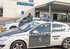 Imagen de archivo de dos coches patrulla de la Guardia Civil.