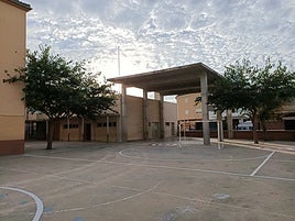 Patio del colegio de Llombai.