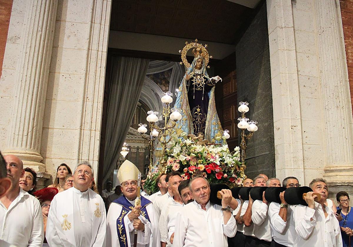 La imagen de la Mare de Déu dels Dolors Gloriosos en la entrada del templo.