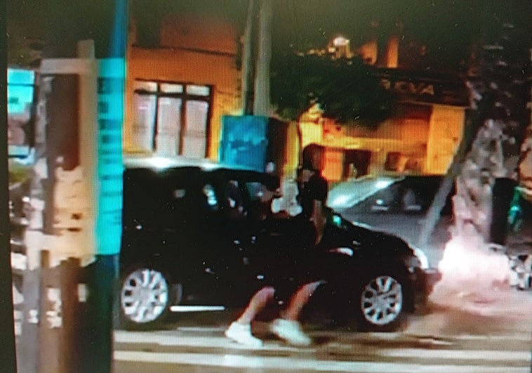 Uno de los ocupantes del coche sale corriendo.