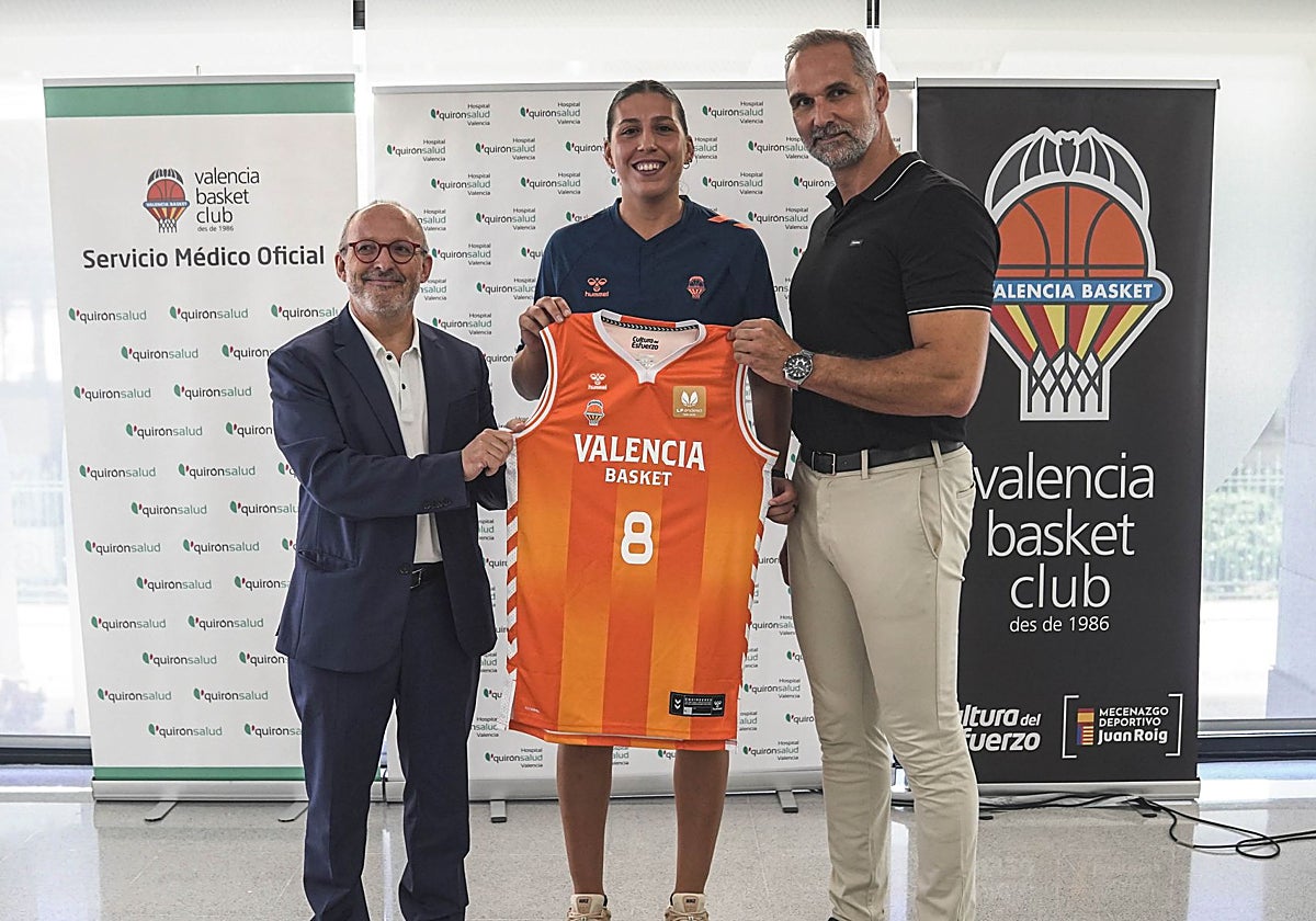 María Araújo, presentada con Valencia Basket.