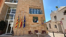 Las banderas a media asta en el Ayuntamiento de Calp en señal de duelo por las pequeñas.