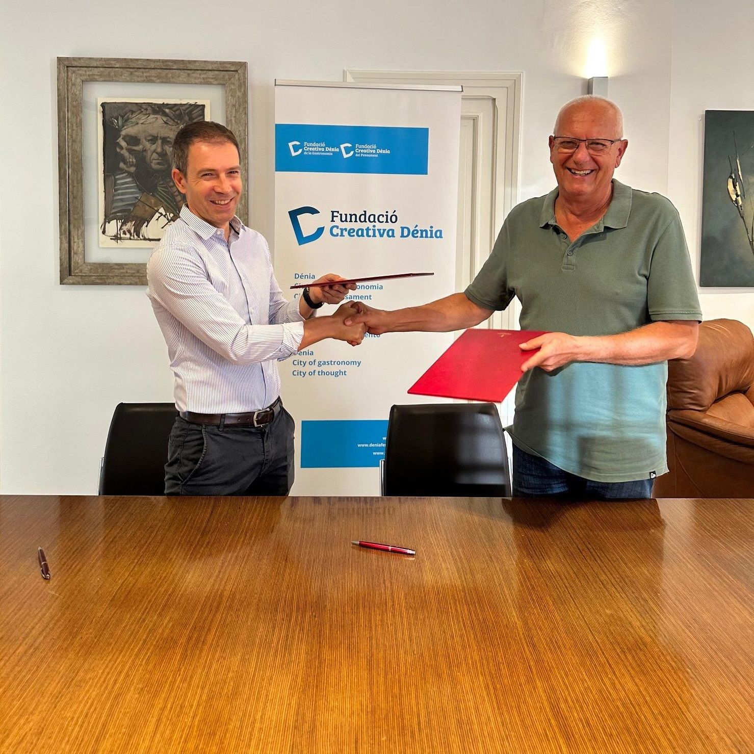 Ricard Pérez Miñana y Vicent Grimalt, tras firmar el convenio de colaboración.