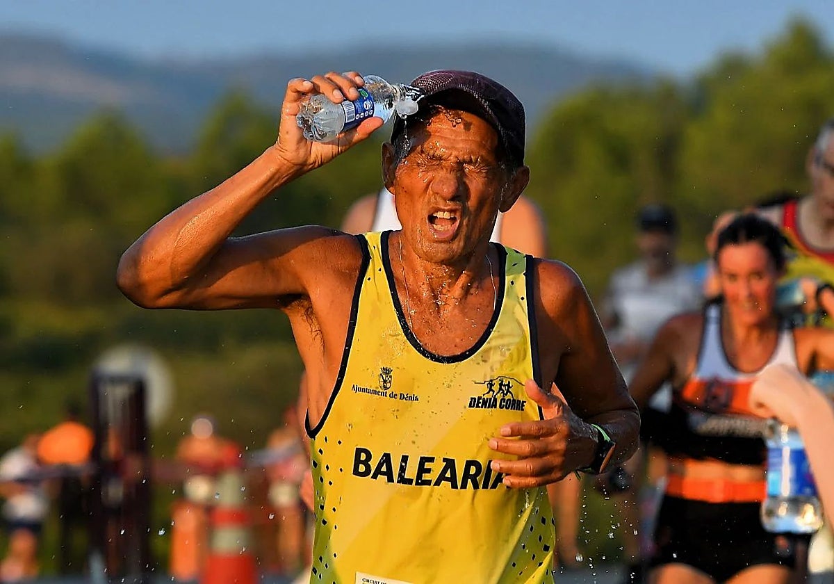 Un corredor se refresca durante el último Gran Fondo de Siete Aguas.