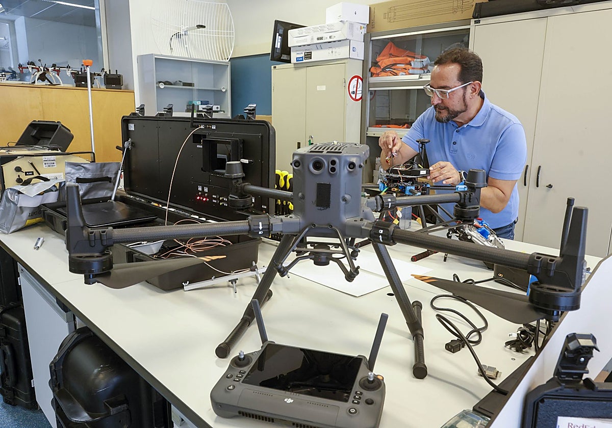 Israel Quintanilla, en una sala de drones de la Universitat Politècnica de València.