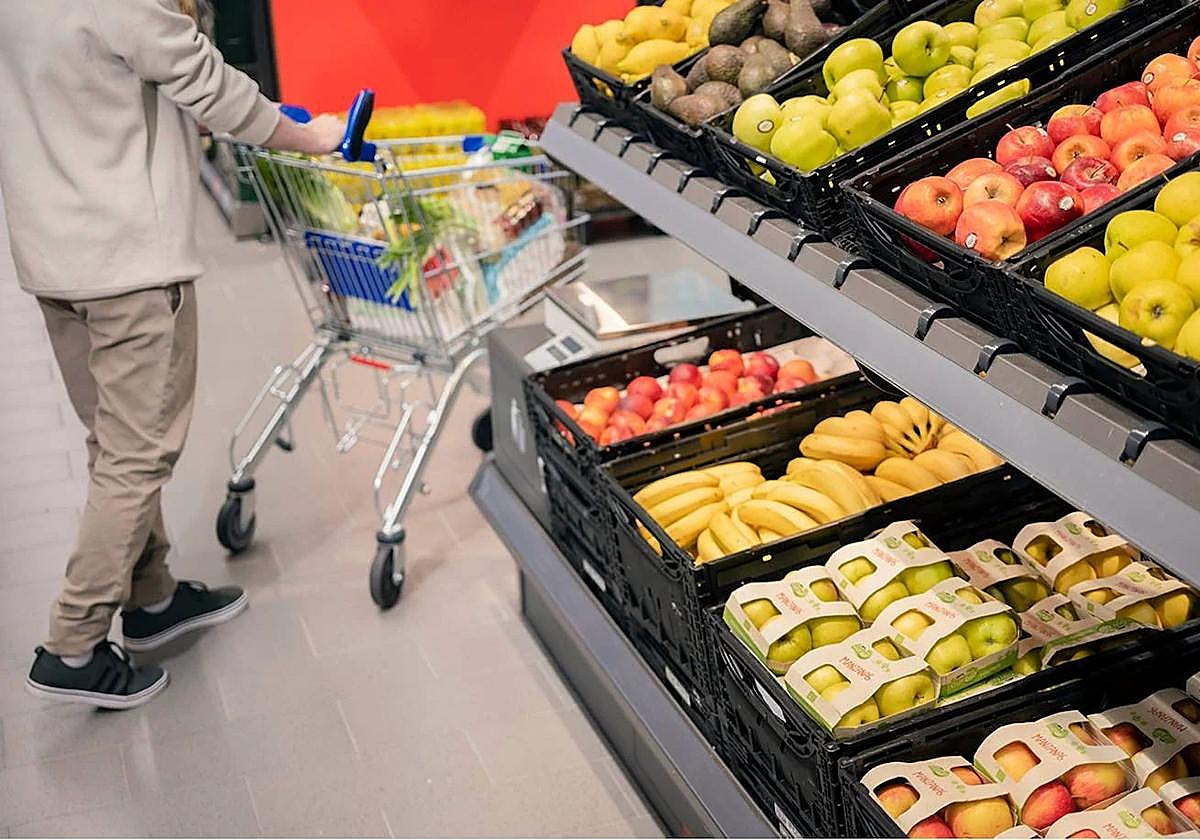 Una persona realizando la compra en el supermercado.