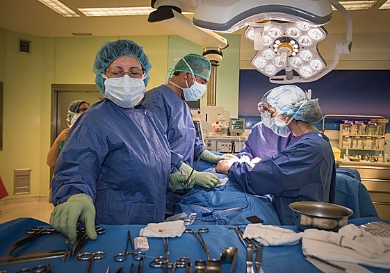 Un equipo médico en una operación en el hospital.