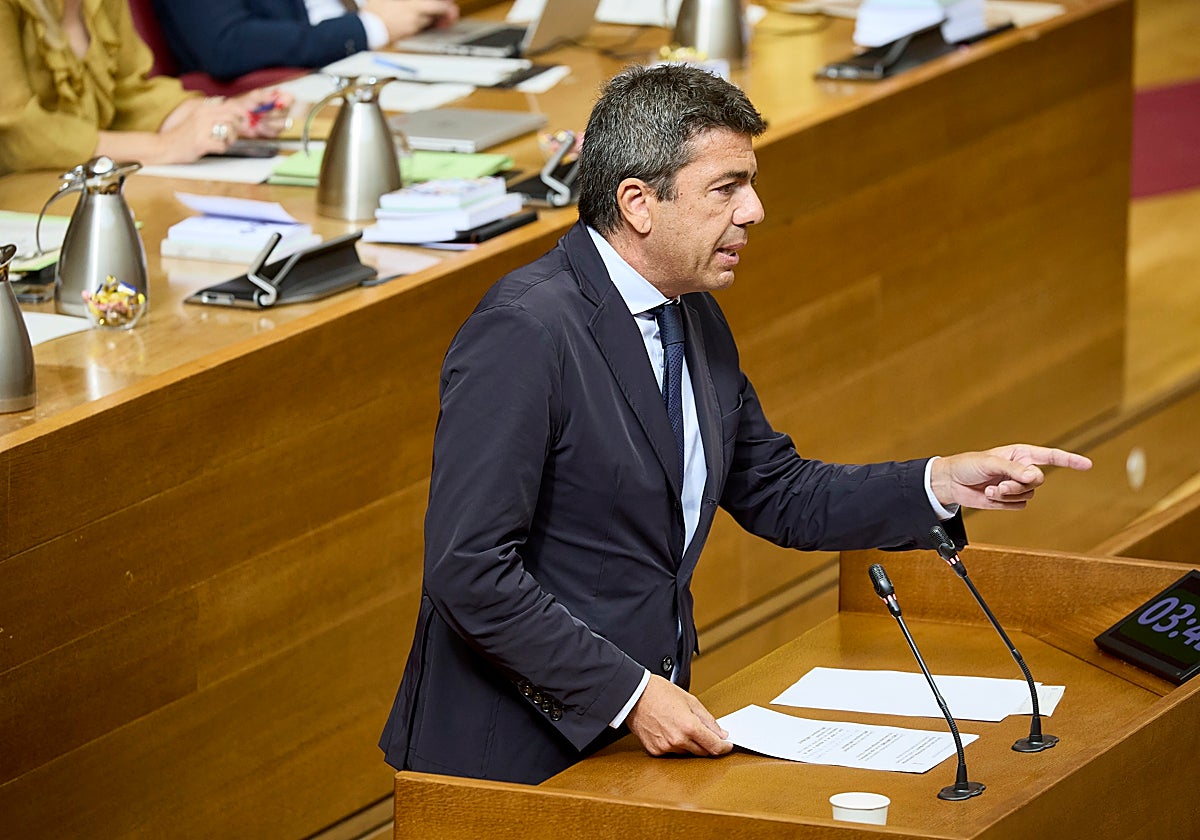 Carlos Mazón, en la tribuna de Les Corts.