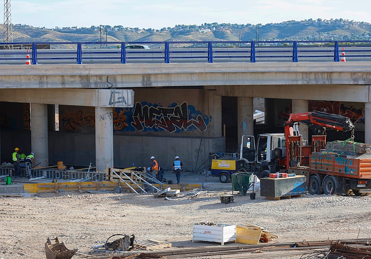 Obras bajo un puente situado en el barranco del Poyo a su paso por Riba-roja.