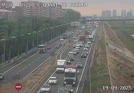 Atascos en la V-30 este viernes.