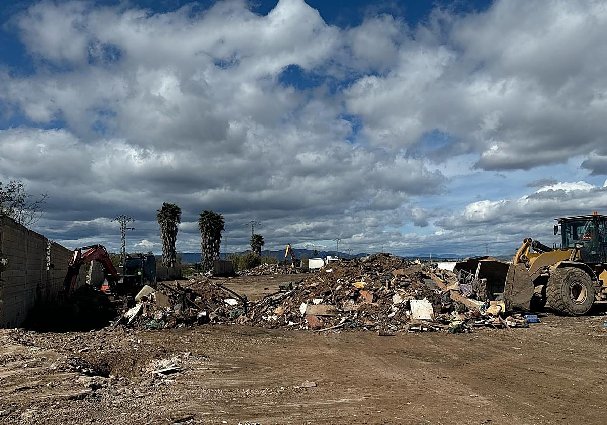 Una de las plantas donde se acumulaban residuos de la dana.