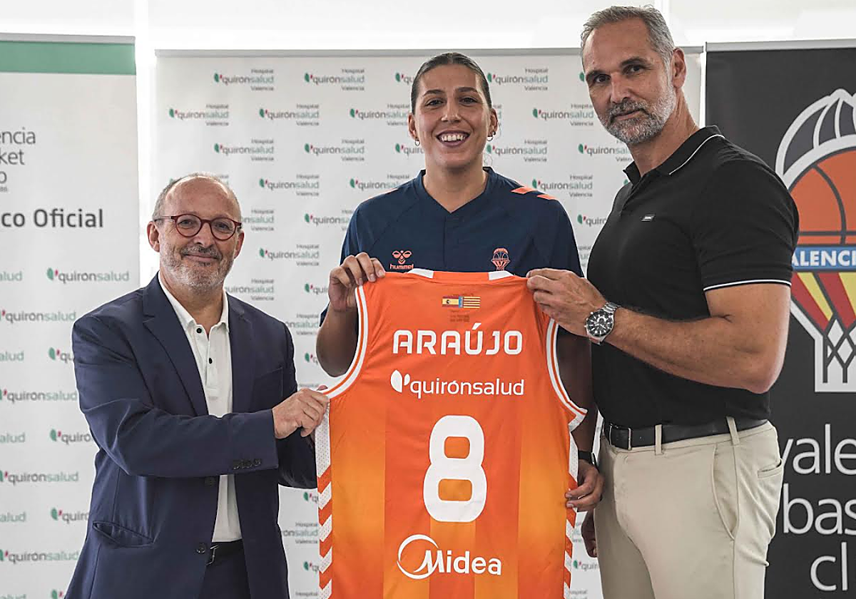 El Centro Médico Quirónsalud Mercado de Colón acoge la presentación de la jugadora María Araujo del Valencia Basket