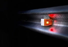 Un dispositivo instalado un guardavías.