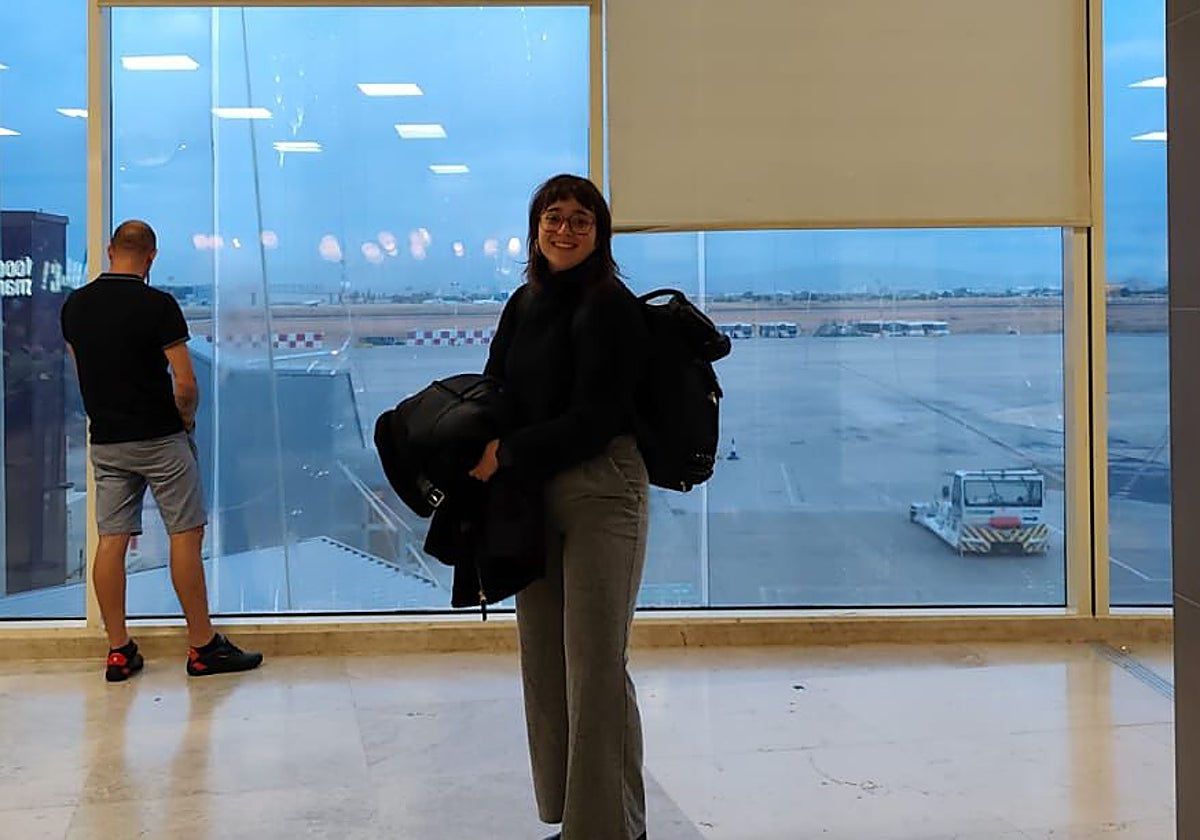 Gemma Montilla en el aeropuerto antes de volar a Polonia.