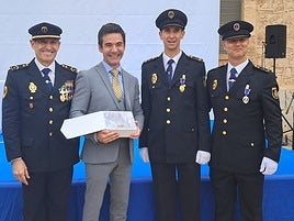 Pablo González Tornel recibe el reconomiento de manos de la Policía Nacional.