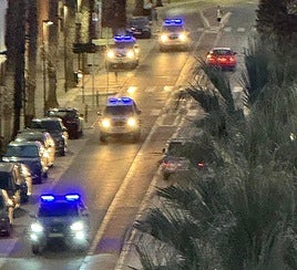 Despliegue de agentes por una calle de Turís.