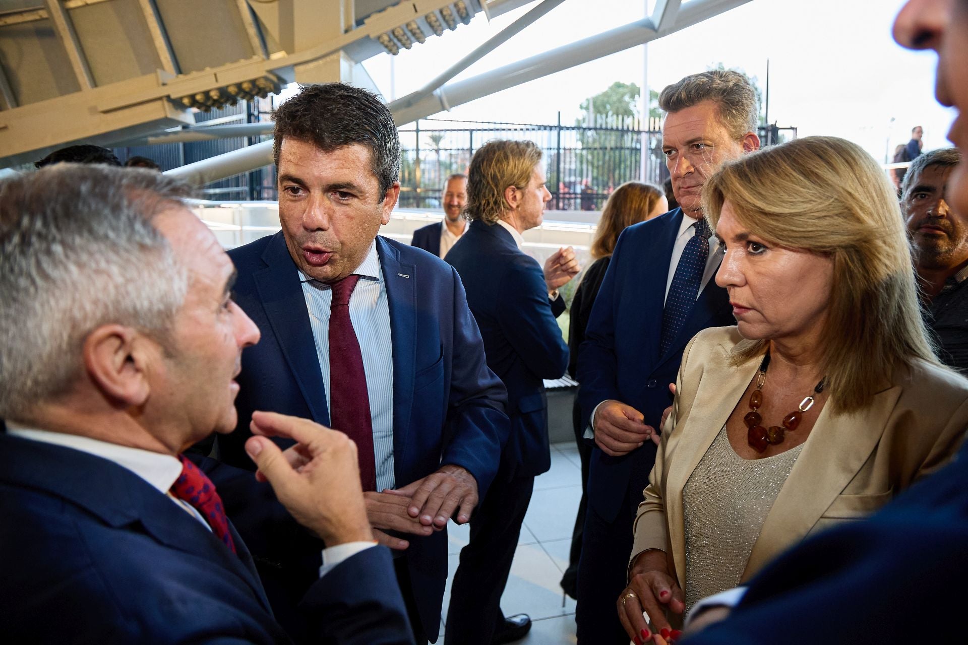 Carlos Mazón conversa con el conseller de Agricultura, Miguel Barrachina, en presencia de la vicepresidenta Susana Camarero y del conseller Martínez Mus.