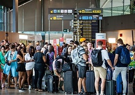 Pasajeros hacen cola en el aeropuerto de Manises, el 24 de agosto de 2024.