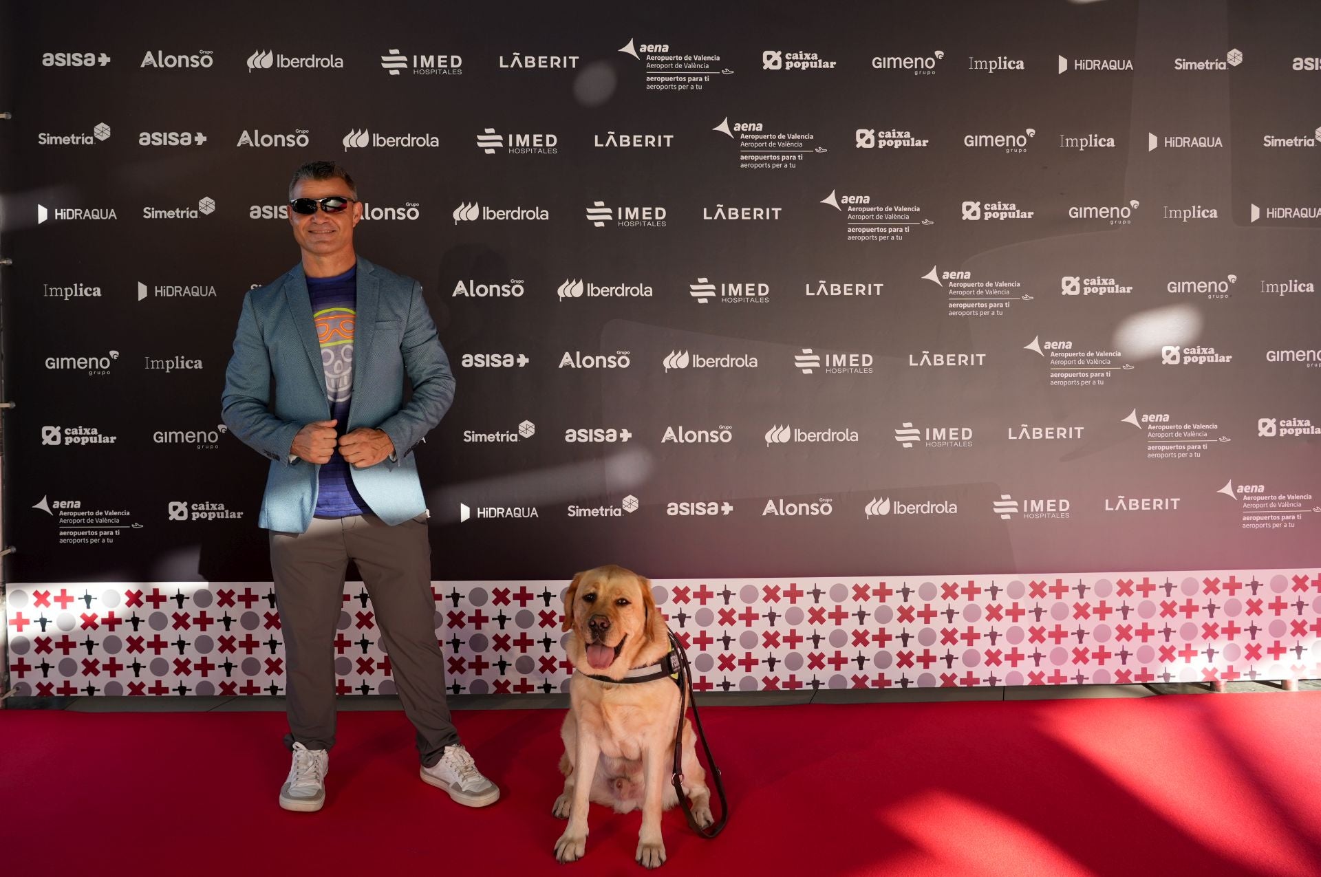 El atleta paralímpico David Casinos, acompañado por su perro Urano.