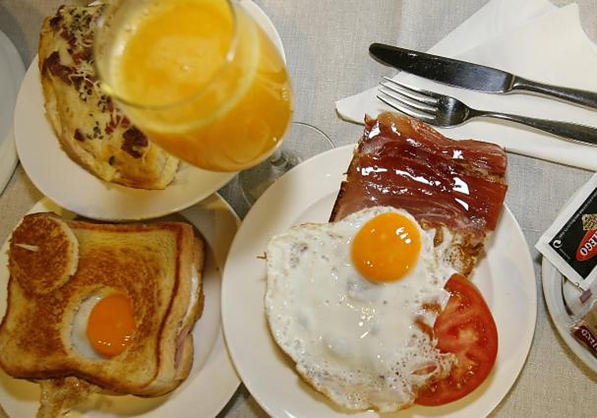 Desayuno en un bar, en una imagen de archivo.