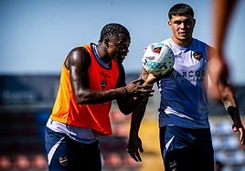 Etta Eyong juguetea con un balón durante un entrenamiento.