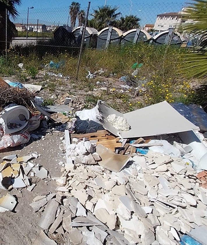 Imagen secundaria 2 - Alquería asaltada, vegetación que invade la zona de la pasarela y escombros abandonados.