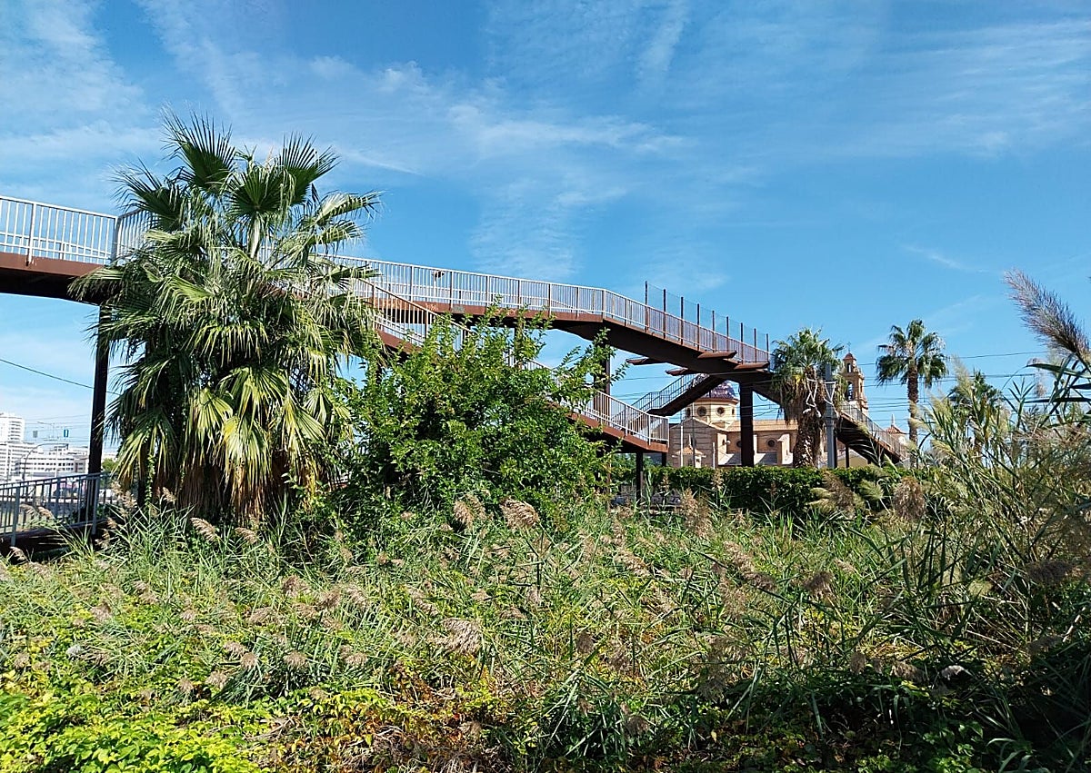 Imagen secundaria 1 - Alquería asaltada, vegetación que invade la zona de la pasarela y escombros abandonados.
