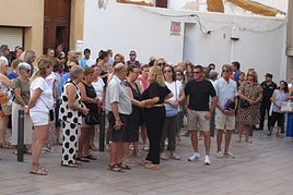 La familia de Sofía recibe las condolencias de la alcaldesa.
