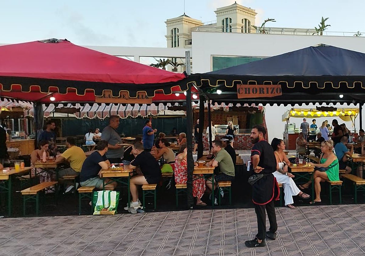 Imagen principal - Una de las tabernas del mercado medieval, en el paseo marítimo.