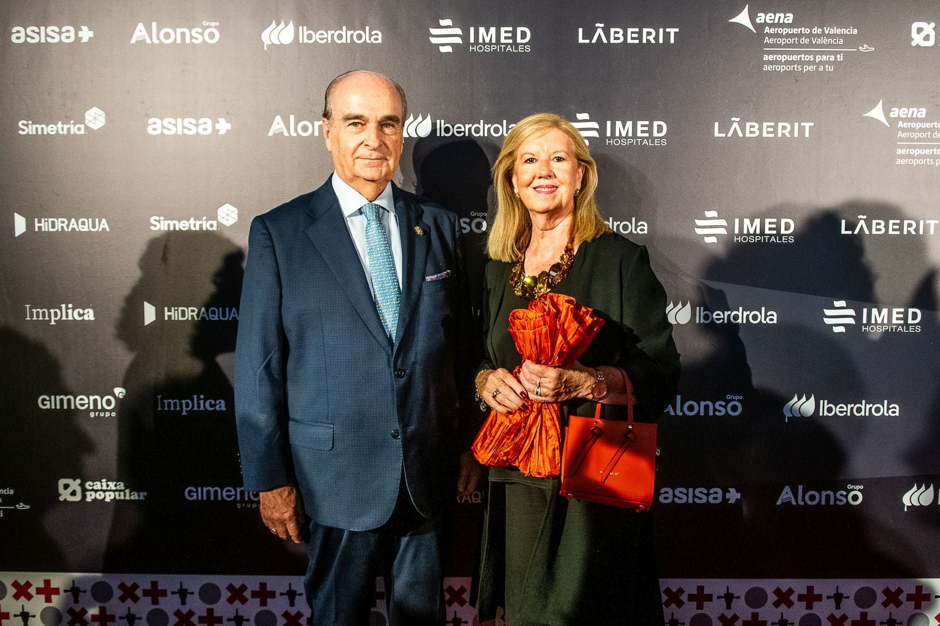 Javier Gómez-Ferrer, delegado de Asisa en Valencia, con su mujer, Amparo Senent.