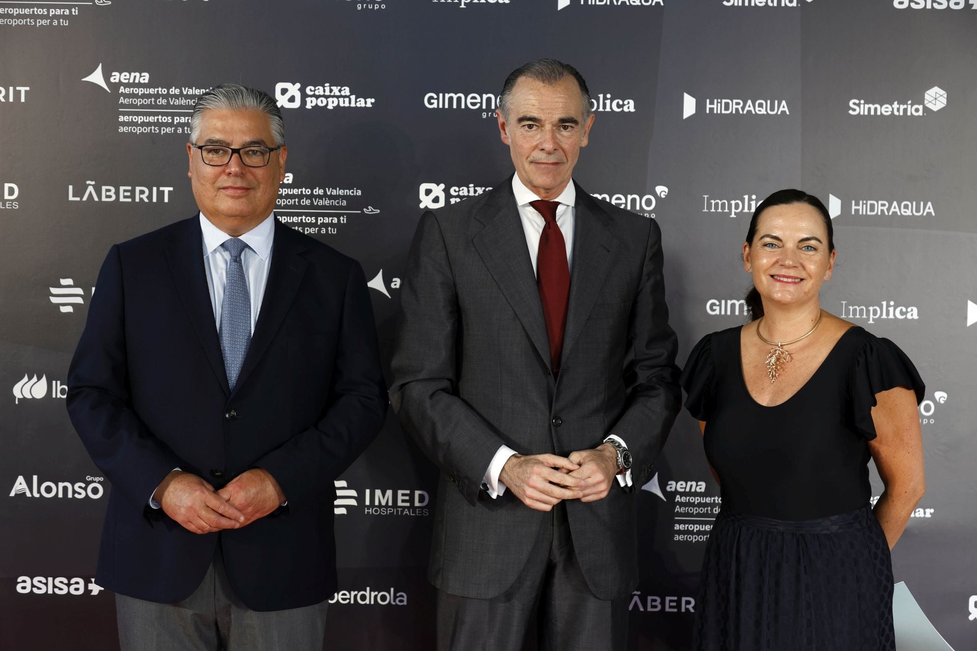 Tomás Quirós, director médico del IVO, Manuel Llombart, director general del IVO y Belén Bolás, directora de comunicación.