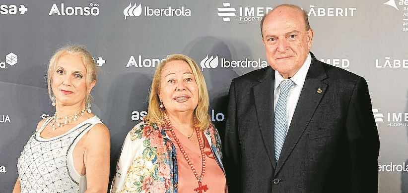 Mª Carmen Martínez, Lucía Talens y Julio Aguado, del Casino de Agricultura.
