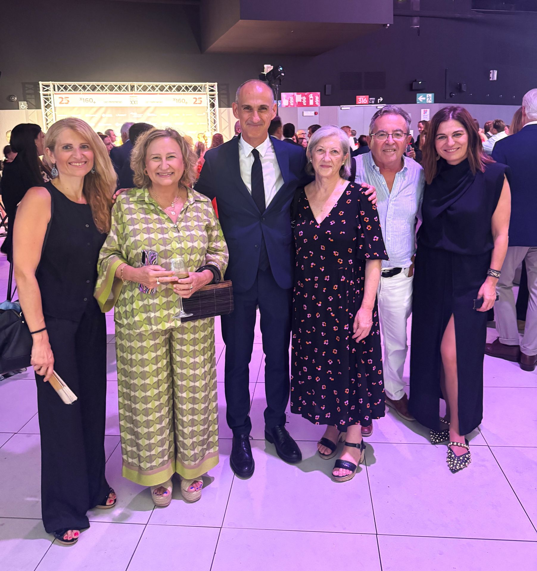 Carla Soler, Hortensia Rico, Carlos Sebastiá (su marido), Isabel Vázquez y Emilia Ferrer, de la Universitat de València, con Jesús Trelis.