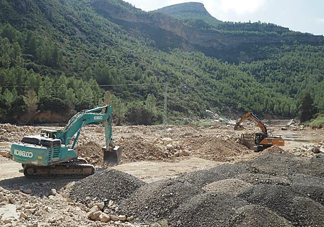 Reconstrucción de un tramo del cauce.