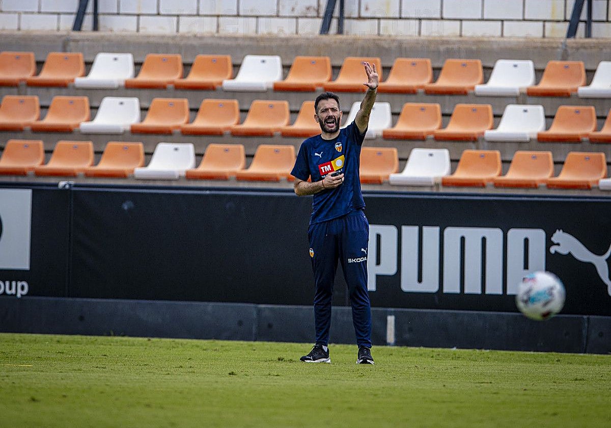Corberán, en el entrenamiento de este viernes.