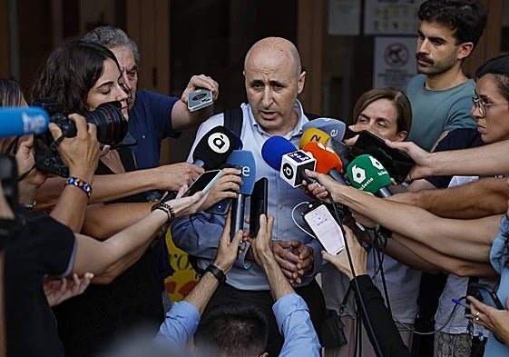 Polo, rodeado de medios de comunicación, tras su comparecencia ante la jueza.