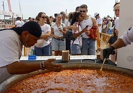 Dos cocineros preparan una de las paellas de degustación.