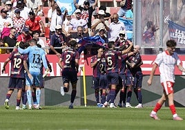 El Levante celebra un gol en Girona.