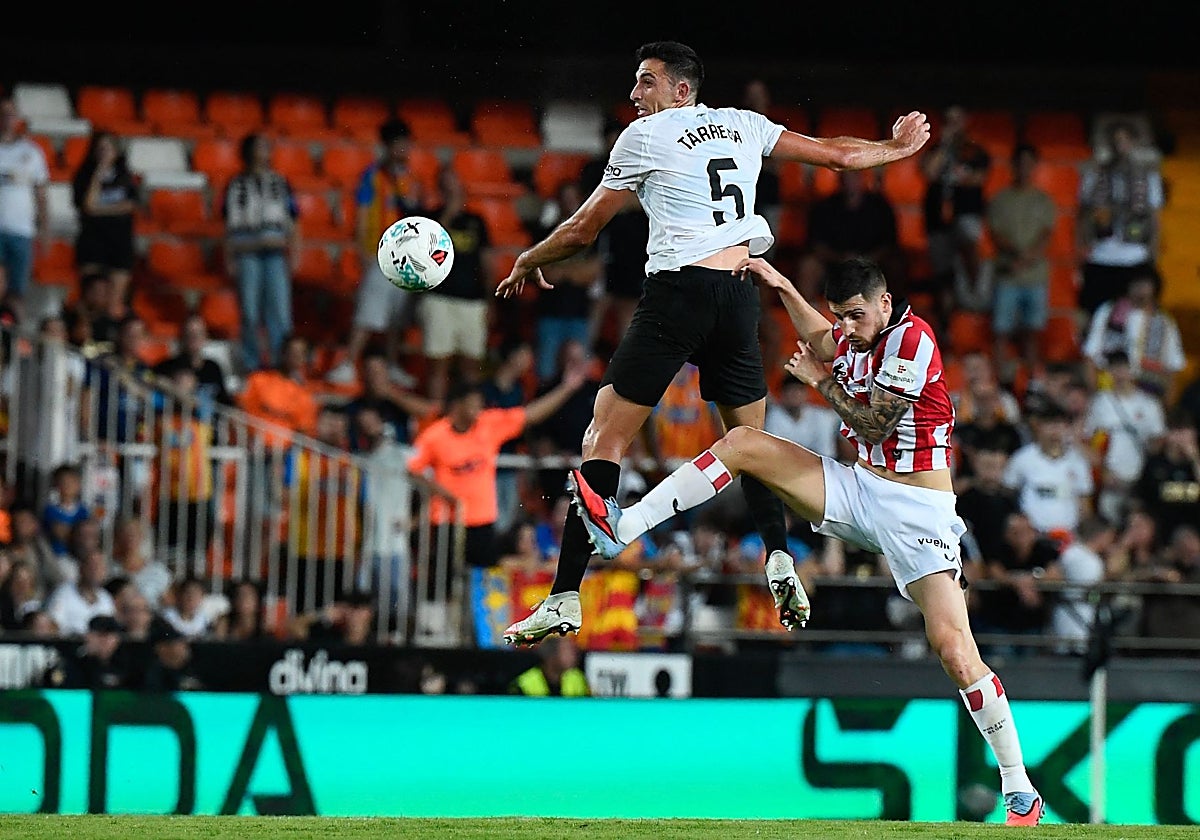 Tárrega y Sancet, en una acción del partido de Mestalla.