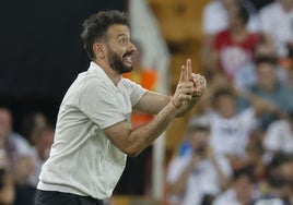 Corberán da indicaciones a sus futbolistas en el partido contra el Athletic en Mestalla.