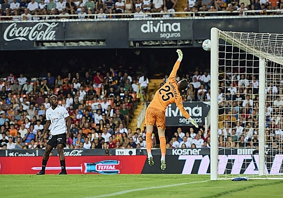 Julen Agirrezabala desvía un disparo del Athletic Club.