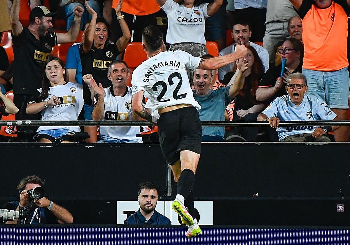 Baptiste Santamaría, celebrando su gol con el Valencia.