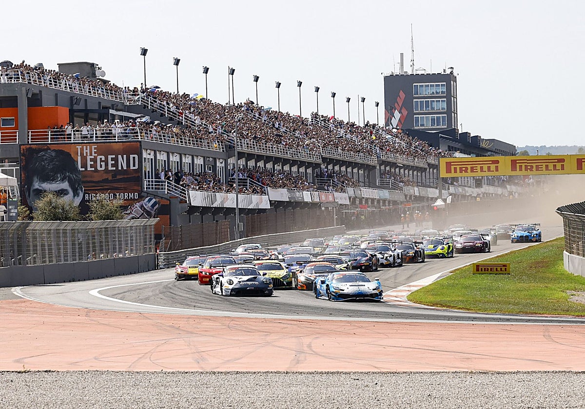 Momento de la salida en la carrera del GT World Challenge.