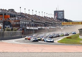 Momento de la salida en la carrera del GT World Challenge.