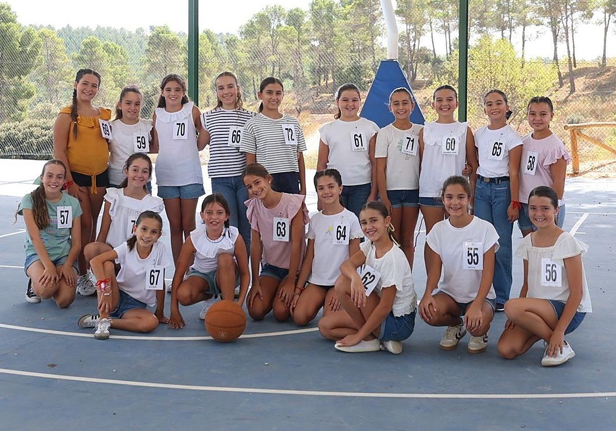Algunas de las candidatas, en un partid de basket.
