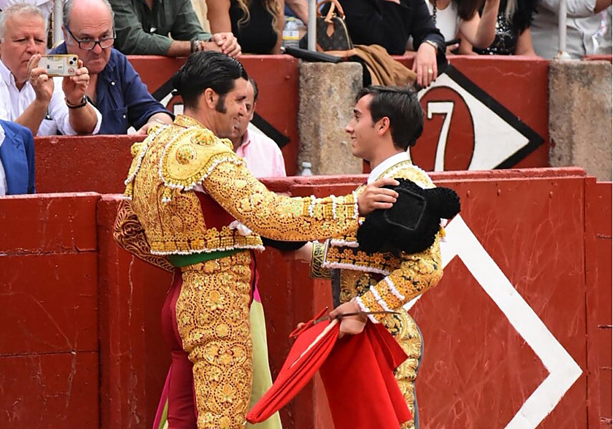 El joven homenajea al maestro en Salamanca.