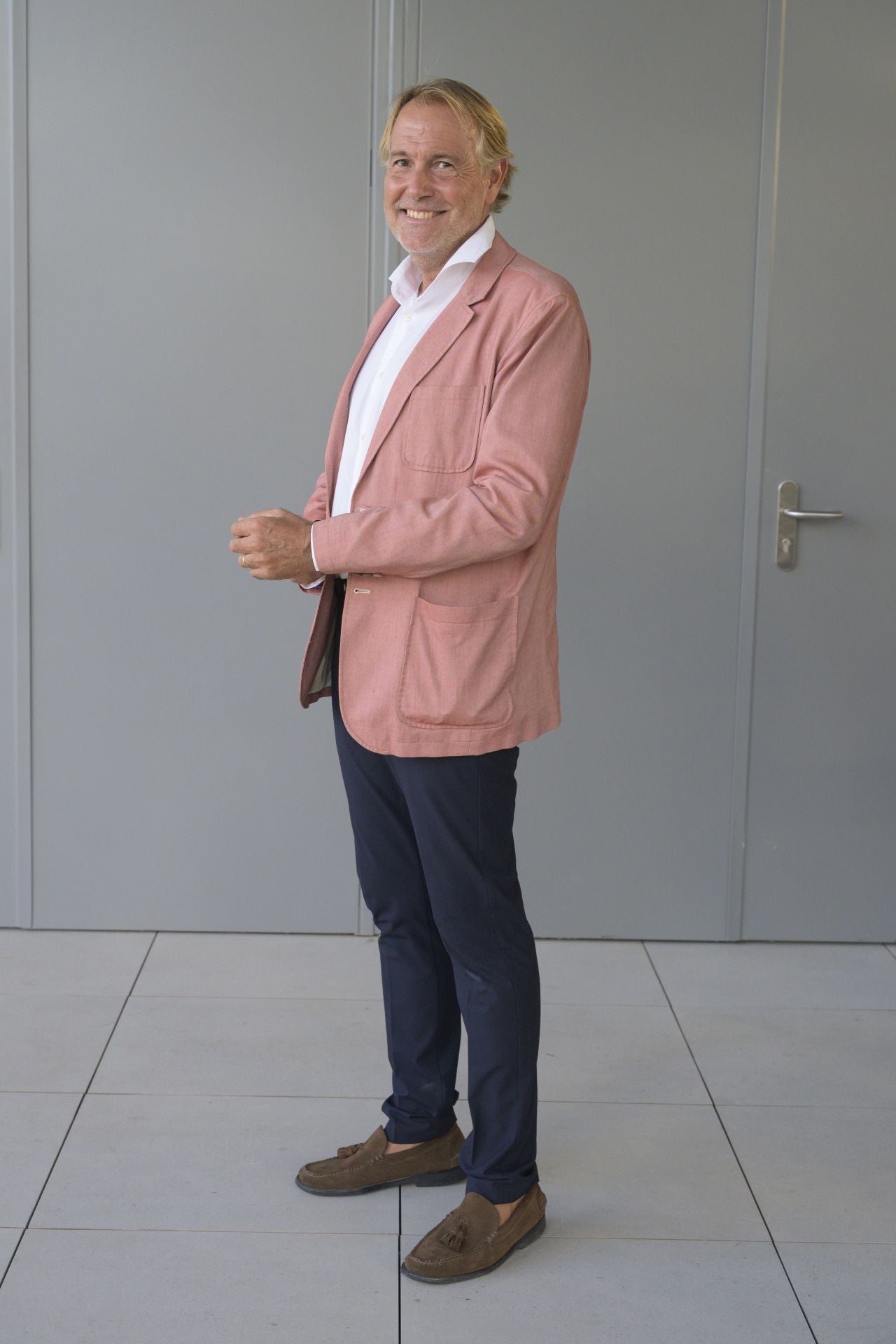 El profesor de la UPV Antonio Reig triunfó con una chaqueta de fondo de armario en tono salmón.