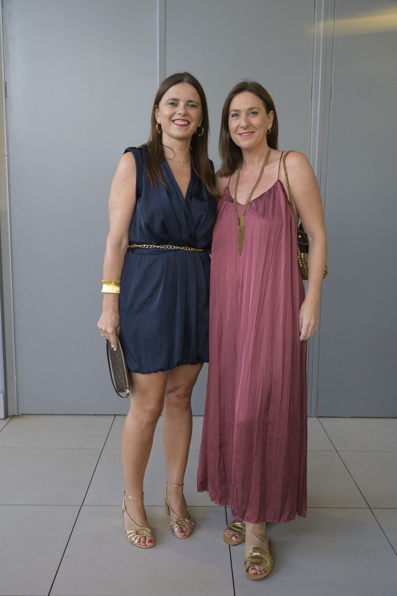Pilar Andrés lleva un vestido largo lencero de Zara y joyas de Hinedito. Cristina Torá se decantó por un vestido de Armani y sandalias Sezane.