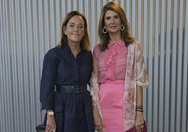Lourdes López, de la boutique Patos, con un vestido de Ermanno Scervino; Esther Pastor eligió una falda y blusa de Nº 21 y cartera de YSL. El calzado de las dos es de Gianvito Rossi.