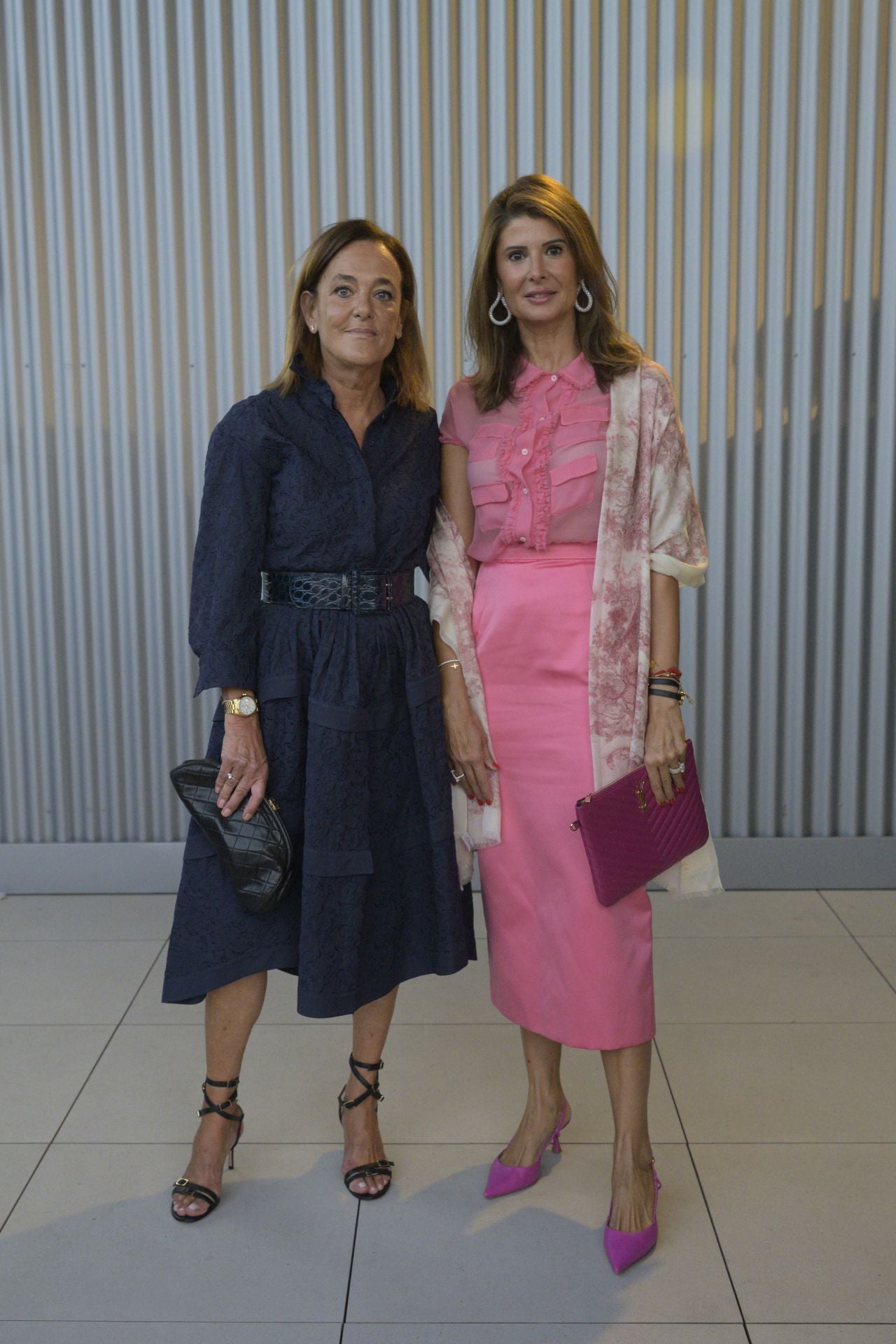 Lourdes López, de la boutique Patos, con un vestido de Ermanno Scervino; Esther Pastor eligió una falda y blusa de Nº 21 y cartera de YSL. El calzado de las dos es de Gianvito Rossi.